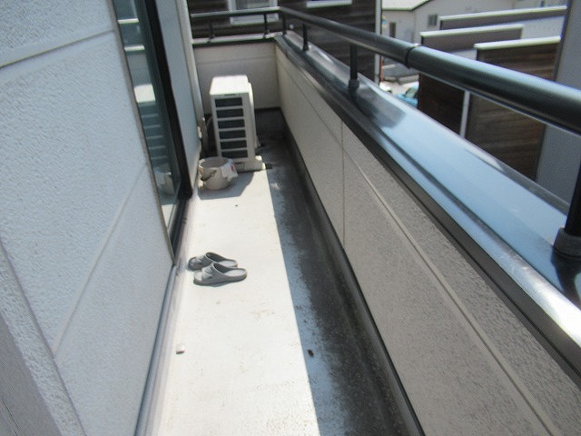 甲府市　ベランダ床　塗膜痛み